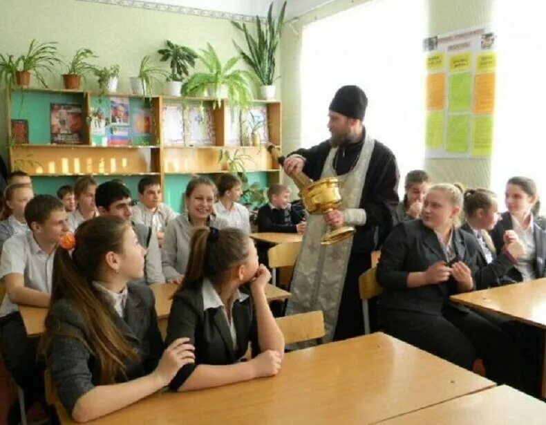 истринское благочиние богословские курсы. школа священников. иерей андрей саломасов. школа священников. священник в школе.