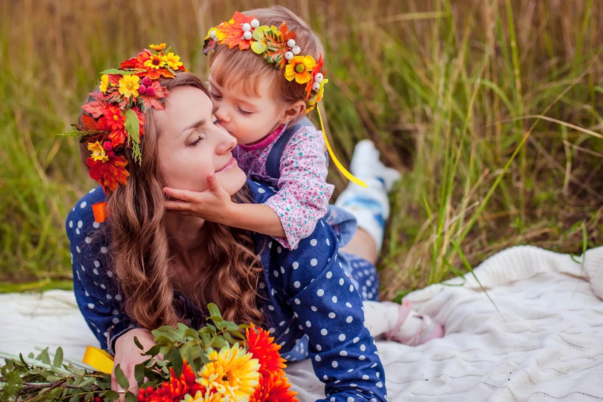 Mother and daughter video. Мать с ребенком. Красивая мама. Дети с цветами. Фотосессия ко Дню матери.