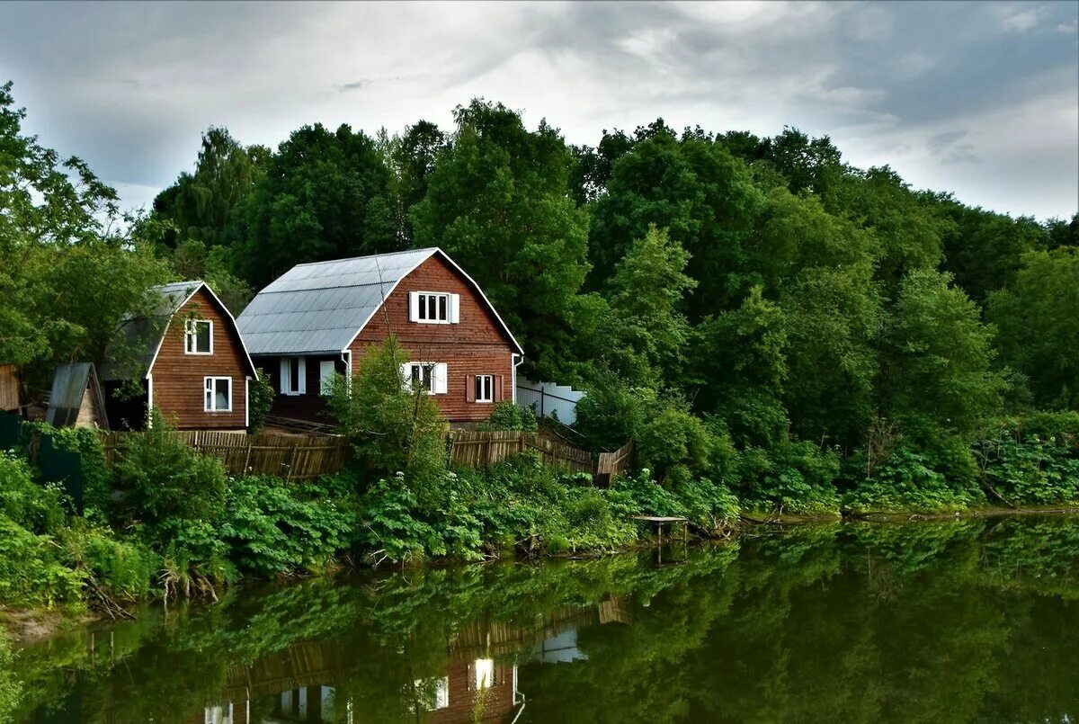 Main village. Дом у реки Пярну. Деревенский дом в лесу у речки. Дом у озера Солнечногорский район.