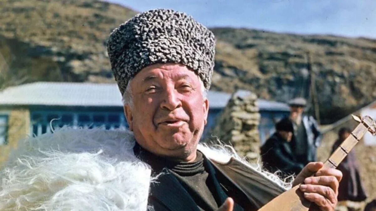 Родина расула гамзатова. Гамзатов народность. Расул гамзатов горец. Расул гамзатович гамзатов. Расул гамзатов портрет.