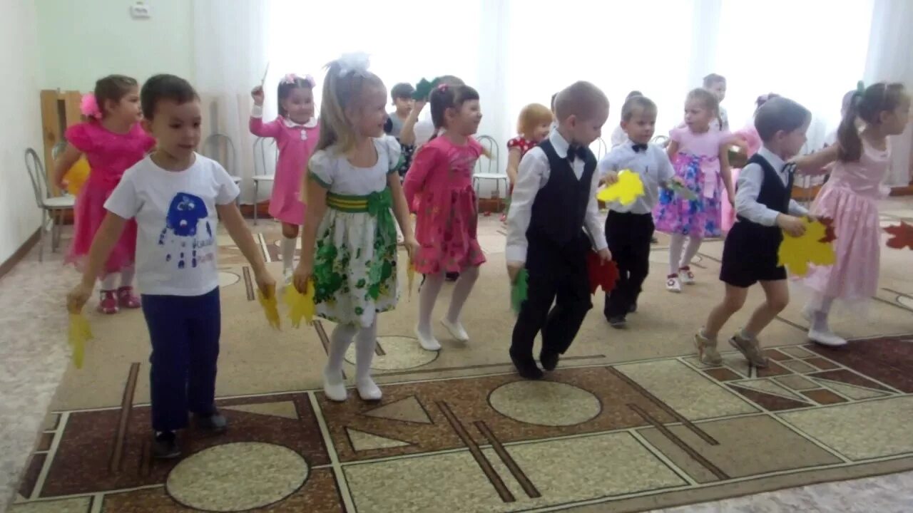 Детский танец для средней группы. Танец капелек детсад средняя гр осенью. Листья для танца в детском саду. Общий танец с персонажами в средней группе. Кленовые листья для танца в детском саду.