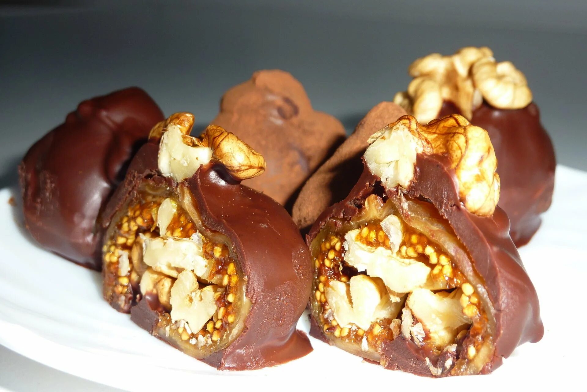 Шоколад с фундуком и арахисом. Натс фрутс шоколад. Шоколадные конфеты с фундуком. Шоколад с орехами. Натс шоколад орех.