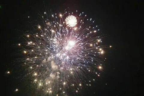 Праздничный салют начался в 20 55