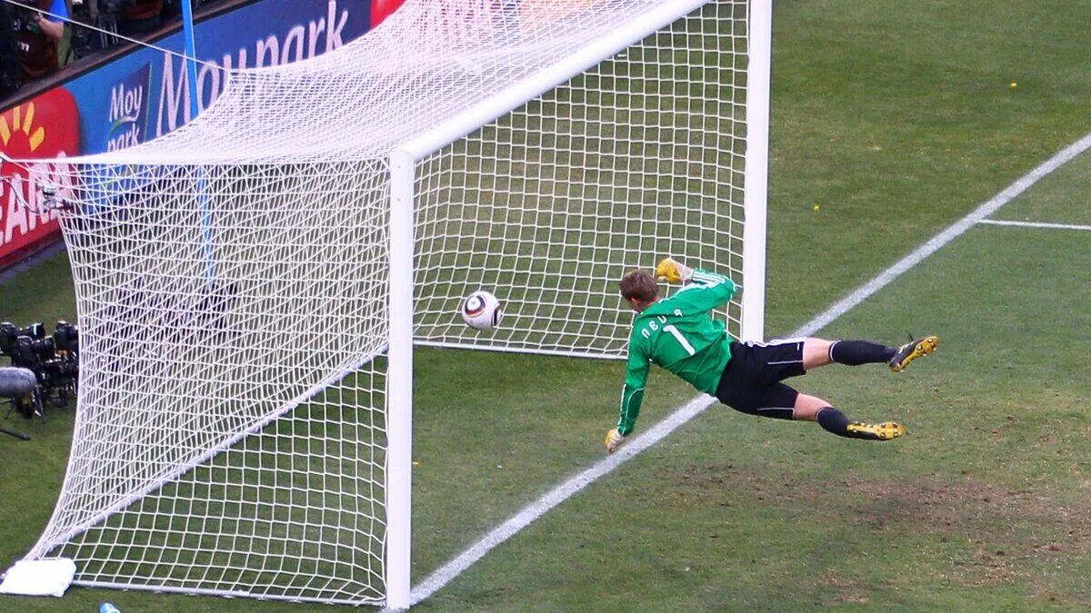 Ван дер сар сейвы. Ворота футбольные soccer goal. Штанги,мячи. Штанга в футболе. Футбольные ворота с перекладиной.