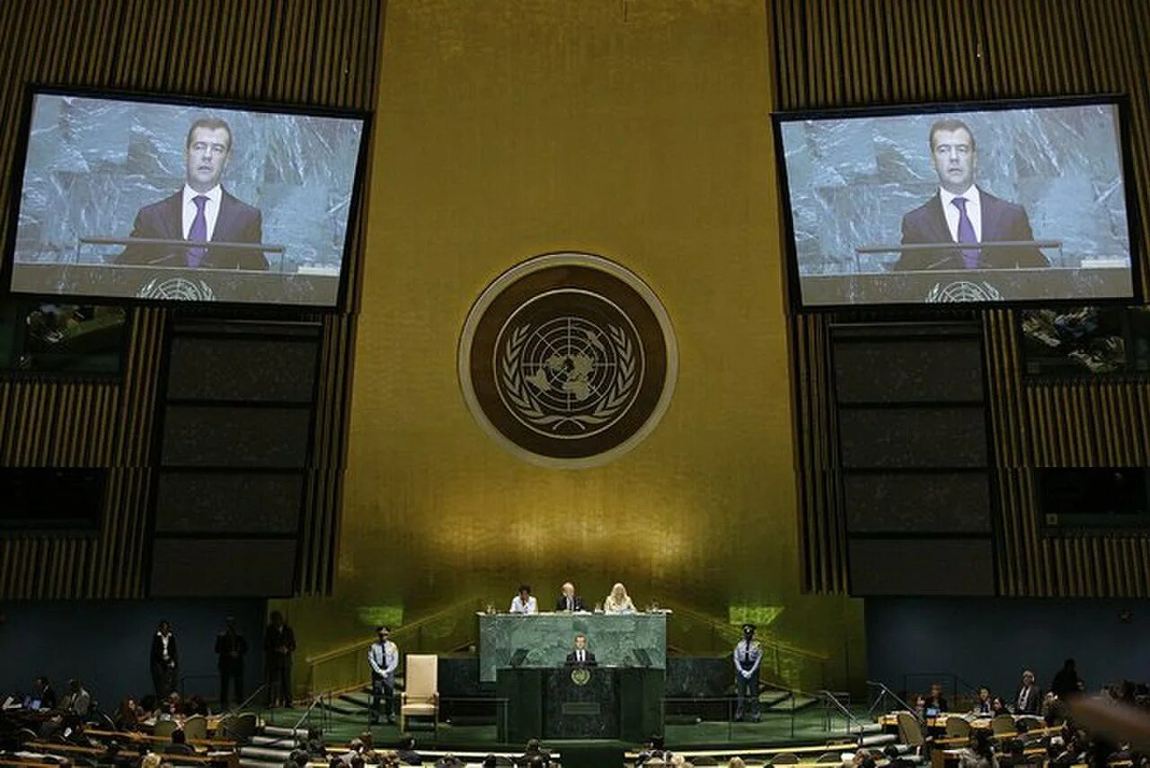 Председатель Генеральной Ассамблеи ООН. Медведев в ООН. Медведев на 64 сессии Генассамблеи ООН. Медведев выступает в ООН.