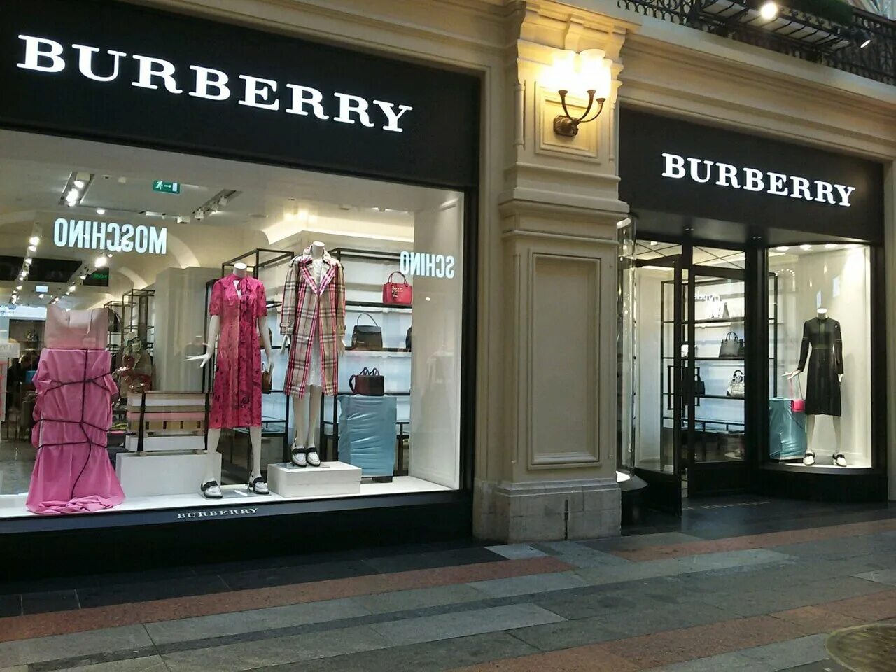 Burberry магазин. Бутик Барбери. Берберри ГУМ. Burberry Moscow. Бербери магазин в Москве.