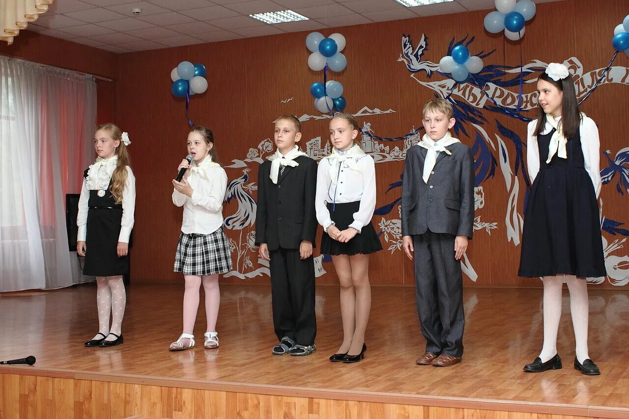 Выпускной в гимназии 4 класс. Последний класс 4. Последний класс 4. Выпускной 4 класс. Линейка 4 класс последний звонок.