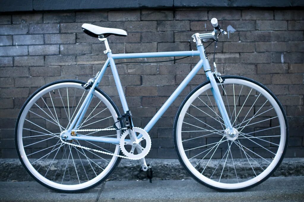 Speed bike. Single-Speed Bicycle. Single Speed Bike. Велосипед Speedmax CF 8 Disc di2 белый фото.