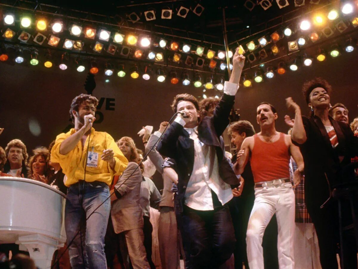 Фредди меркьюри уэмбли 1985. 13 июля 1985 концерт live aid. Концерт live aid 1985. Фредди меркьюри live aid 1985. 13 июля 1985 концерт live aid.