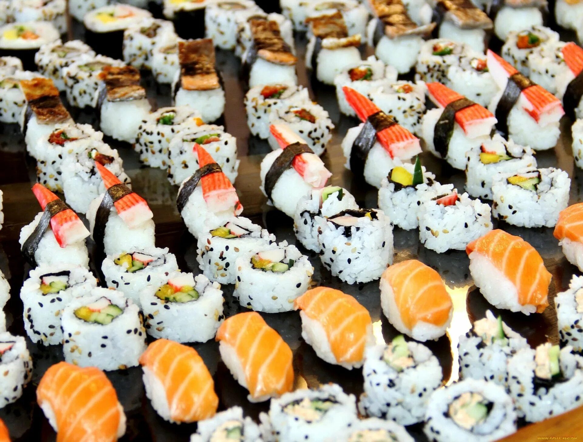 Где живут суши. Суши и роллы. Много роллов. Японские суши. Роллы многою.