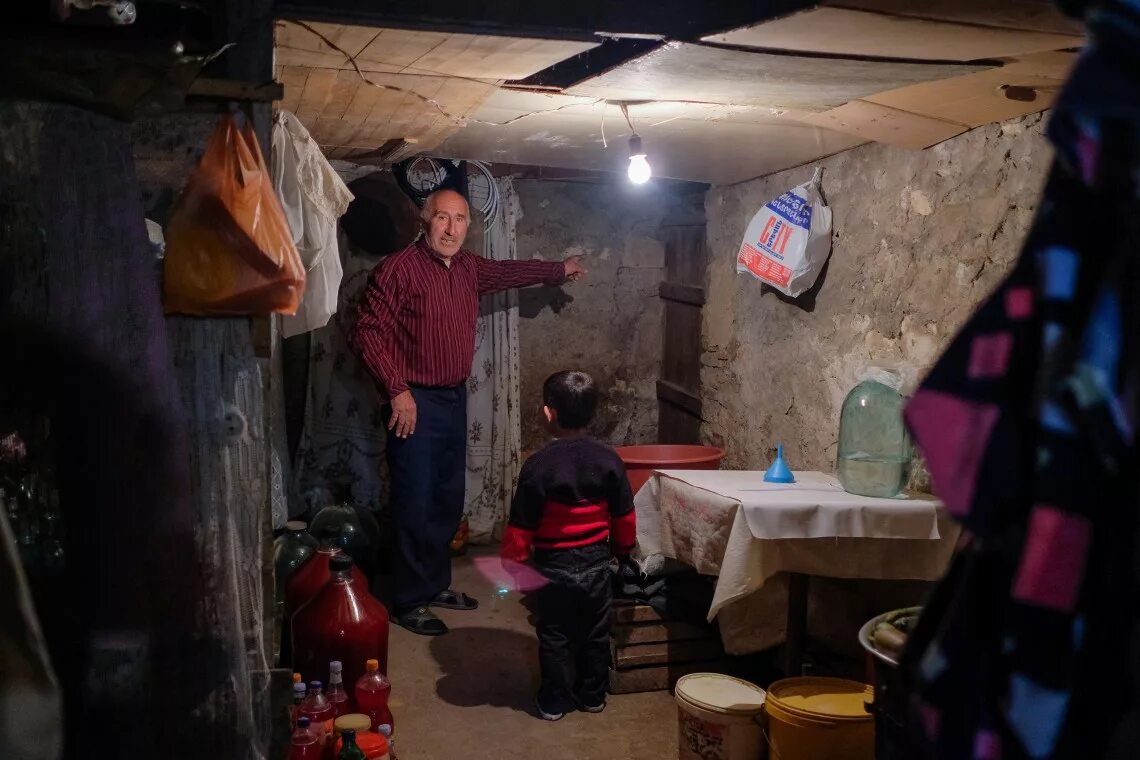 Жизнь в армении. Армянская комната. квартира армян. армения жизнь людей. комната армян.