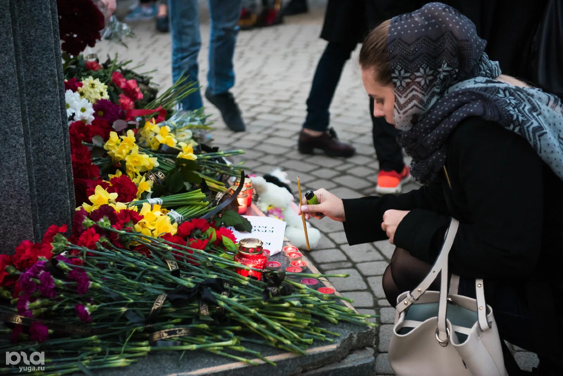 Фото акции памяти. Простите нас дети. Позы погибших при пожаре. Где находится в Кемерово площадь памяти погибших в пожаре ТЦ.