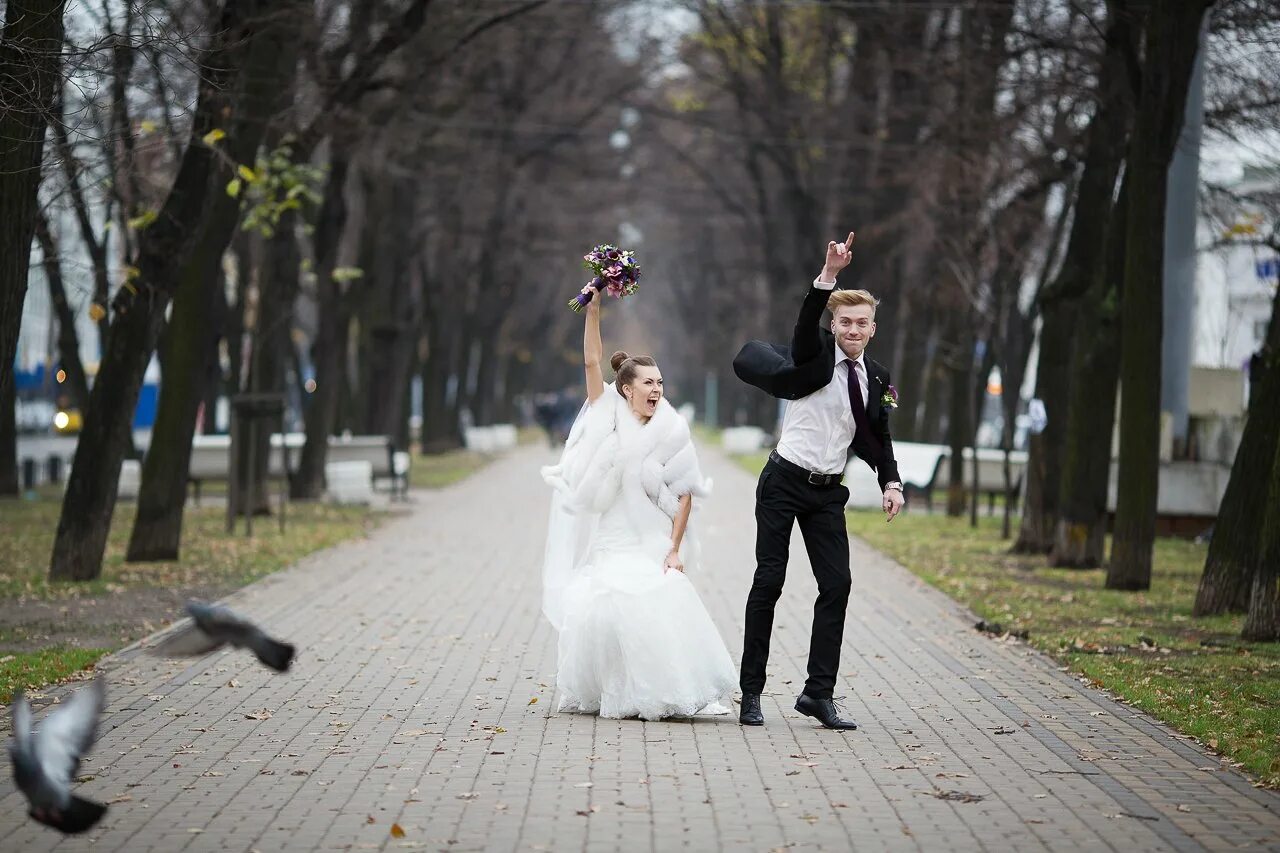 Жених и невеста в загсе. Свадебная фотосессия в загсе. Свадебная мелодия в загсе. Роспись в загсе. Жених надевает кольцо невесте.