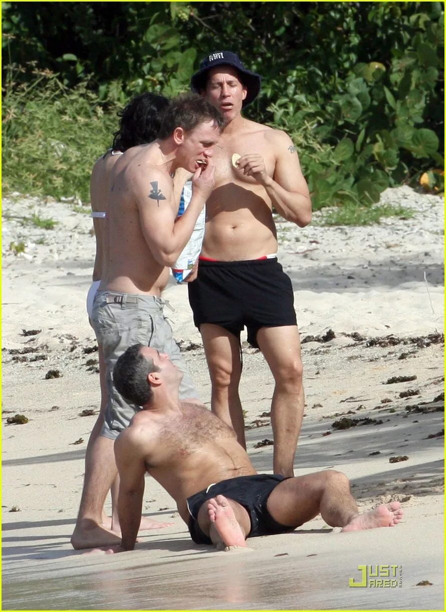 Дэниел крейг ориентация признался. Дэниел крейг 2022 торс. Ориентация дэниела. Дэниел крейг с бойфрендом. Дэниел крейг с бойфрендом.