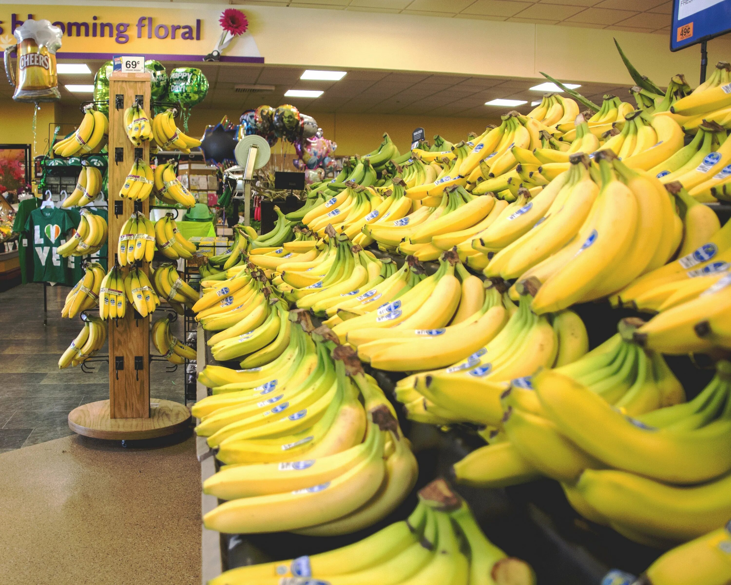 Где купить банан. Выкладка бананов в магазине. Бананы в магазине. Бананы на прилавке. Бананы в супермаркете.