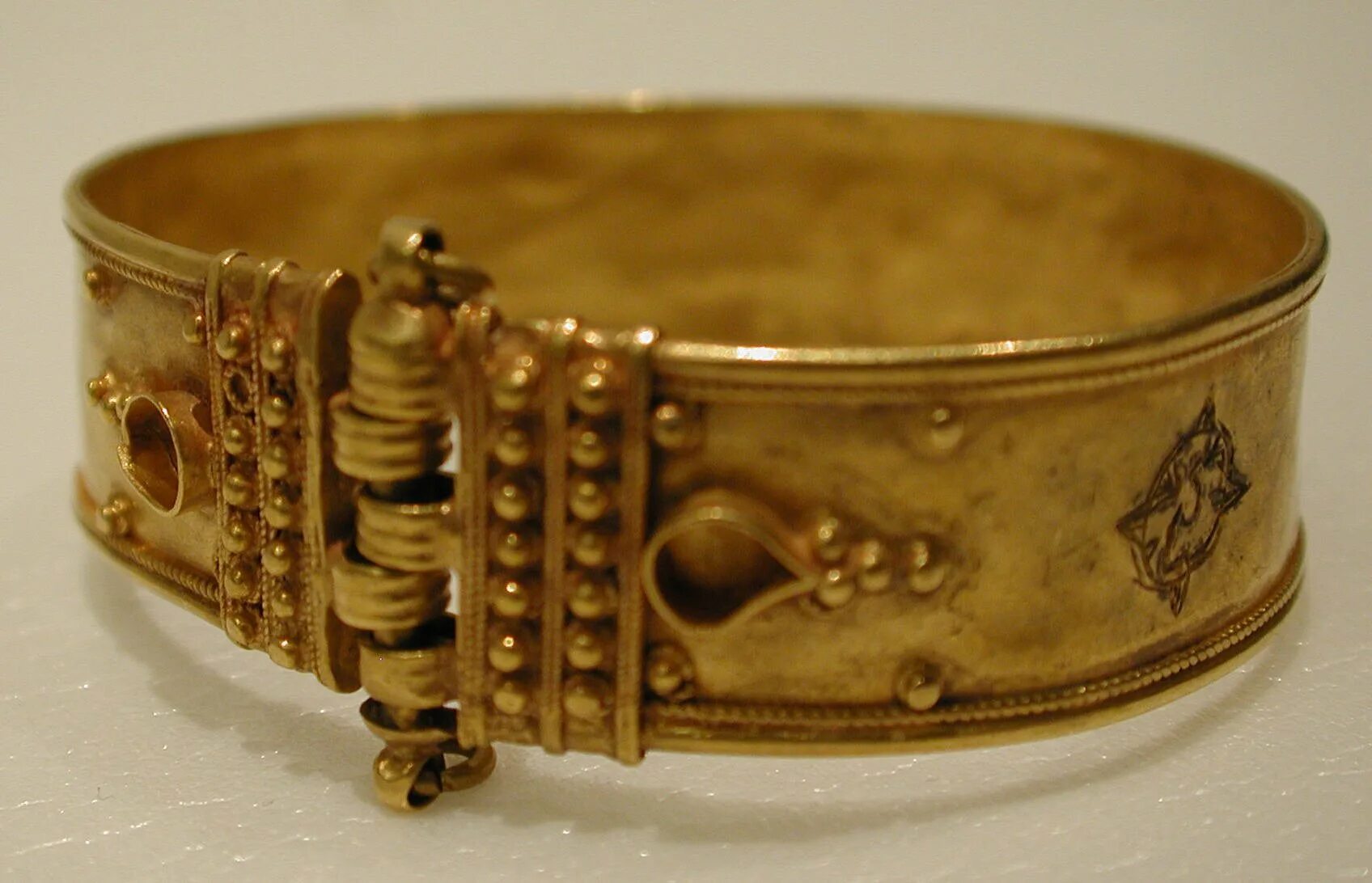 Золото и старина. Бухарский браслет золотой. Старинные браслеты. Антикварный браслет. Старинный золотой браслет.