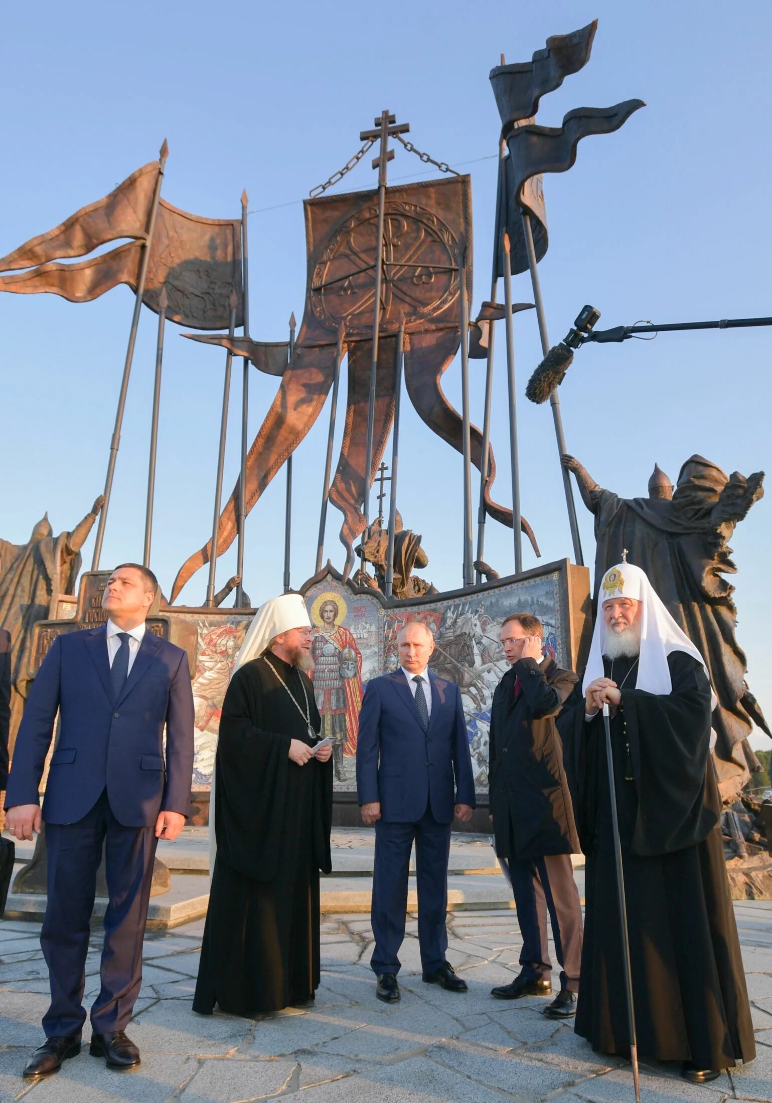 Открытие памятника александру. Самолва мемориал а. Невскому. Памятник Александру Невскому в Пскове Самолва. Монумент Александру Невскому на Чудском озере.