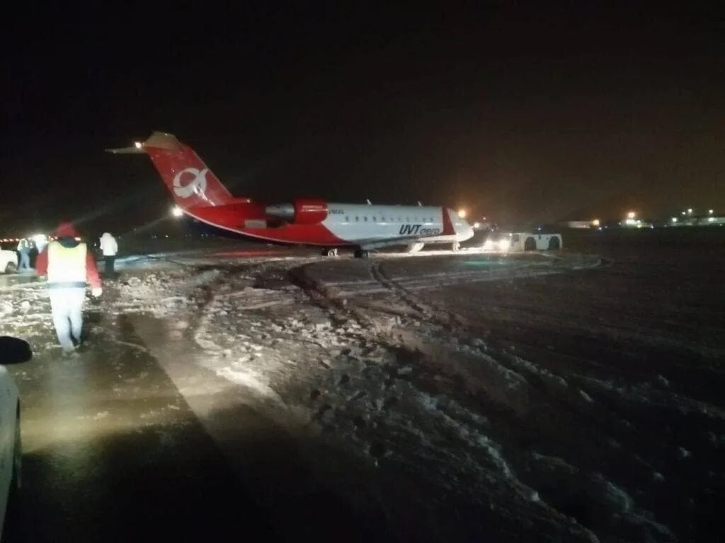 Полет на самолете челябинск. Ту 204 выкатился в Внуково. Аэропорт Челябинск Взлетная полоса. Самолет выехал за пределы взлетной полосы в аэропорту Челябинск. Аэропорт Челябинск самолеты.