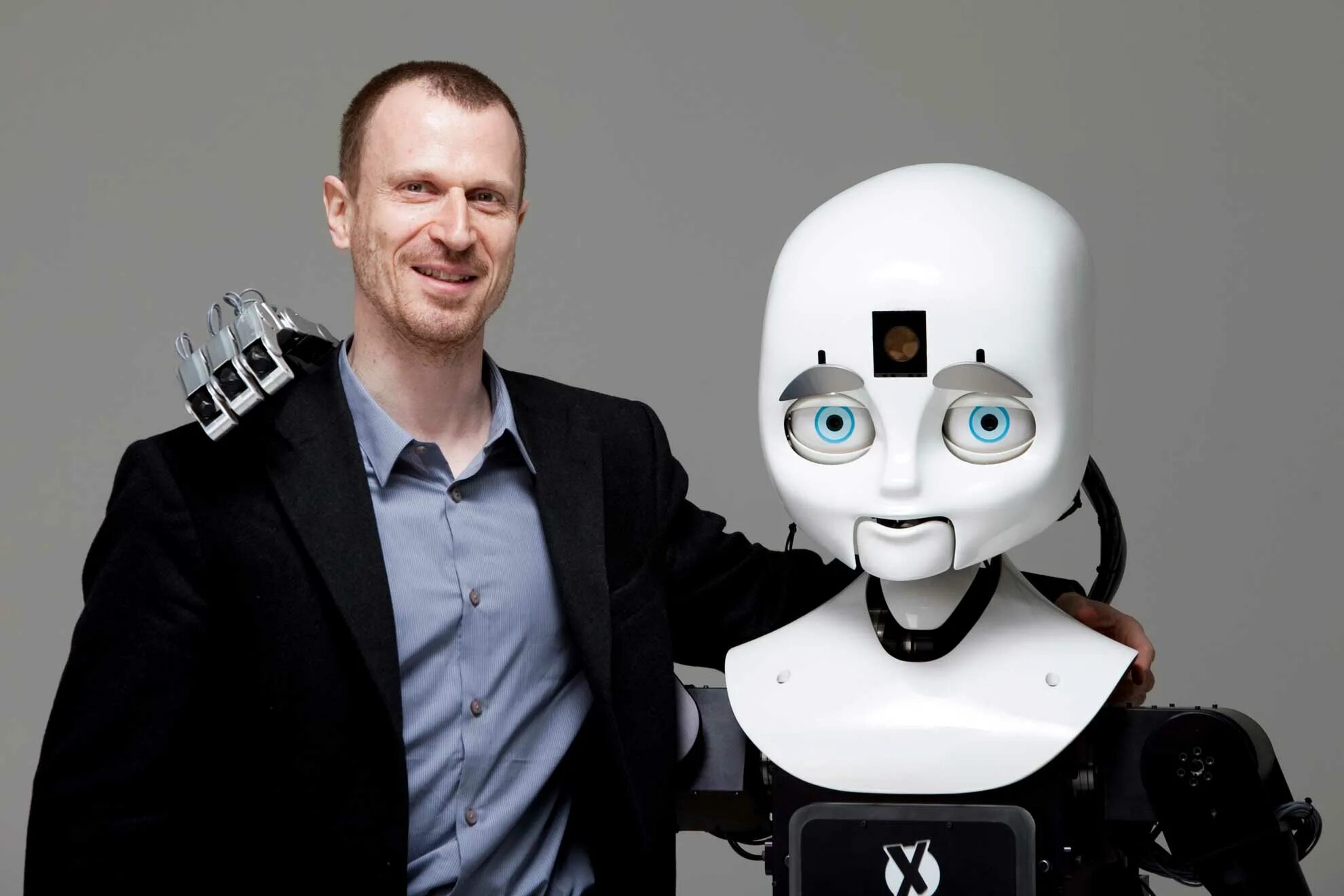 Тема человек и робот. Робот человек. Робот с искусственным интеллектом. Лицо робота. Роботизированный человек.