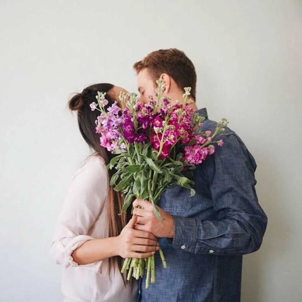 парень дарит девушке цветы. букет "девушке". мужчина дарит букет цветов. вручение букета. парень с букетом цветов.