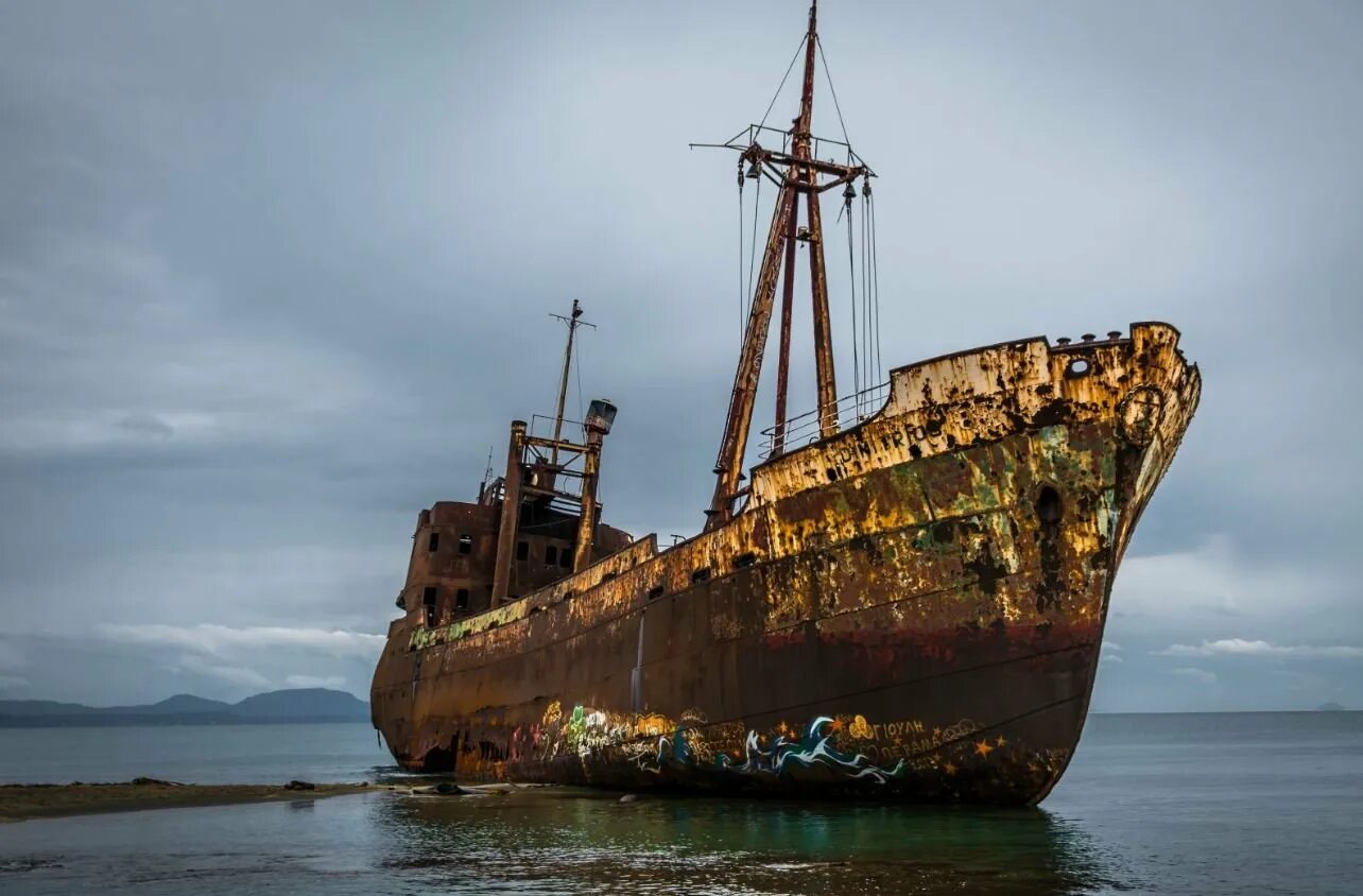 Брошенные корабли. Боевые корабли на закате. Корабль в море в реальном времени. Корабль на волнах. Корабль в море в реальном времени.