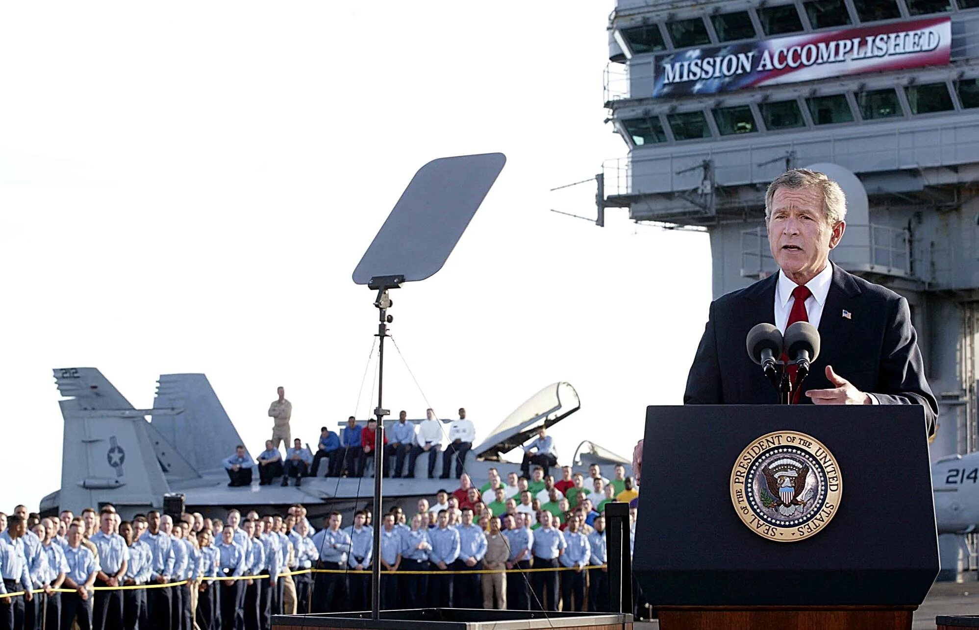 Джордж Буш Mission accomplished. Авианосец Джордж Буш. Джордж Буш младший на авианосце. Джордж Буш Ирак 2003. 1 мая 2003