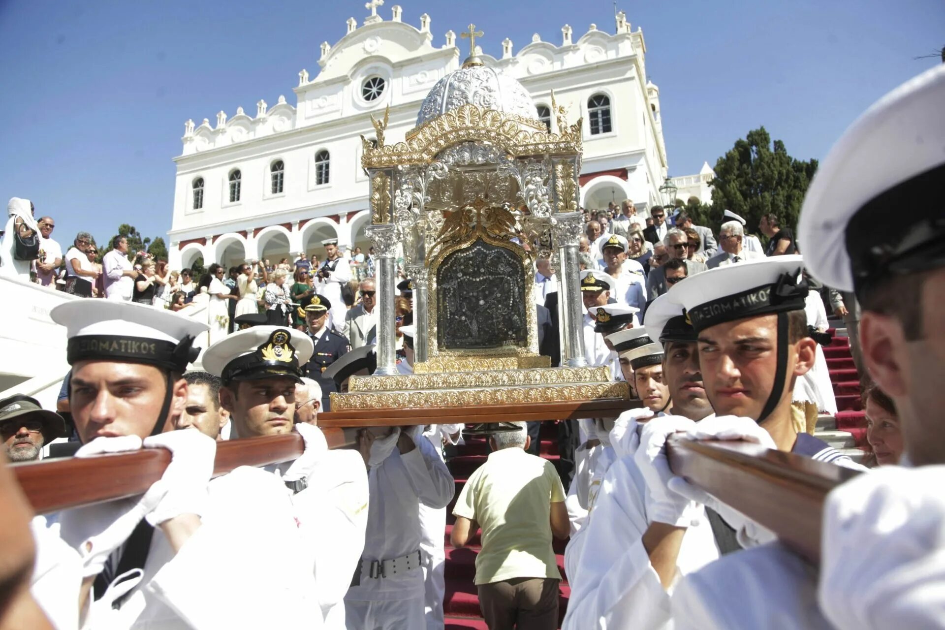 15 августа люди. Археолог. 15 августа - успение богородицы франция. Археологические находки приморского края. Машина спасателей.