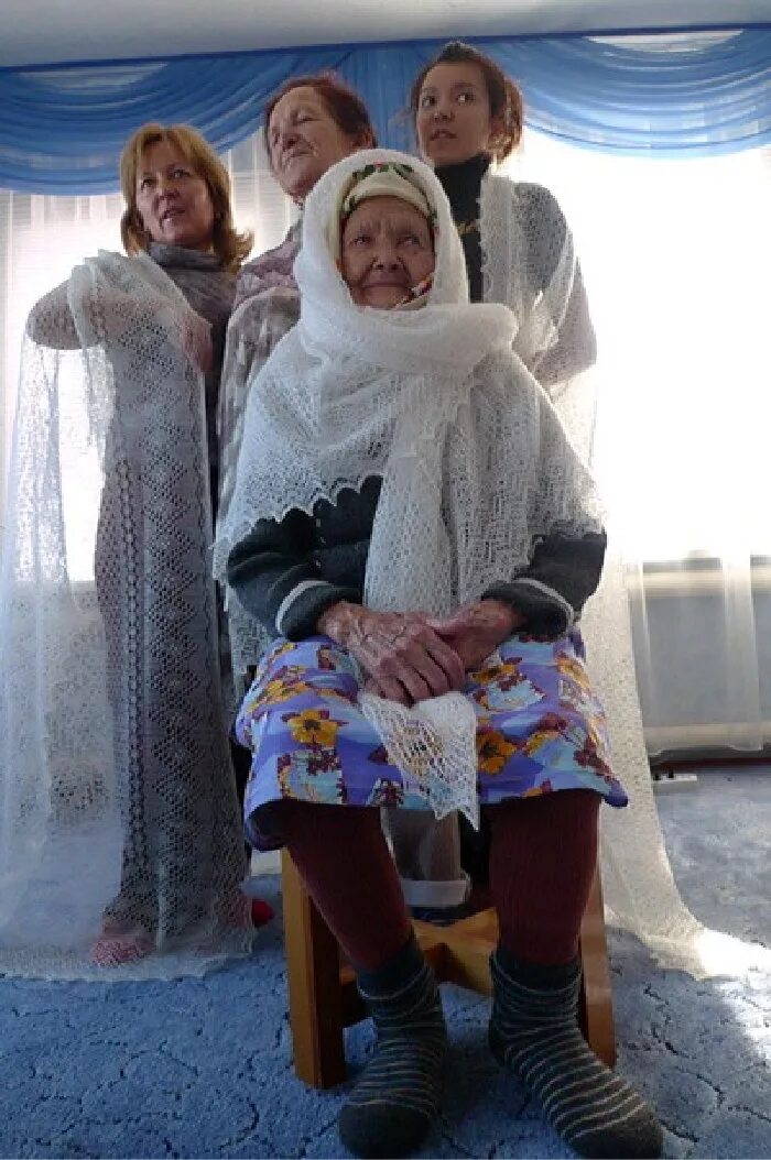 Привязала платками. Бабушки в пуховых платках. Бабка в пуховом платке. Бабушка в Оренбургском пуховом платке. Бабушка в пуховой шали.