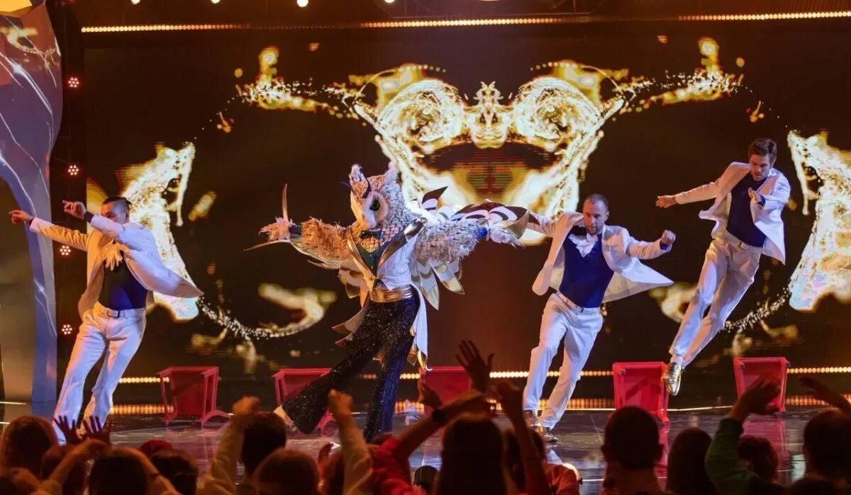 Ведущий шоу маска. Dance masks. Танцор диско. Шоу маска танцы черный лебедь. Dance masks.