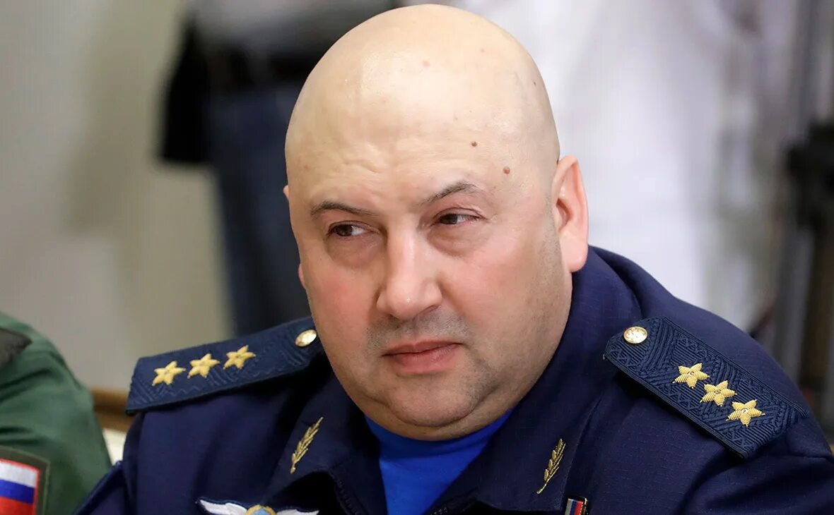 Где находится суровикин командующий. Виталий суровикин. суровикин игорь евгеньевич футболист. суровикин генерал жена. суравикин алексей генерал командующий.