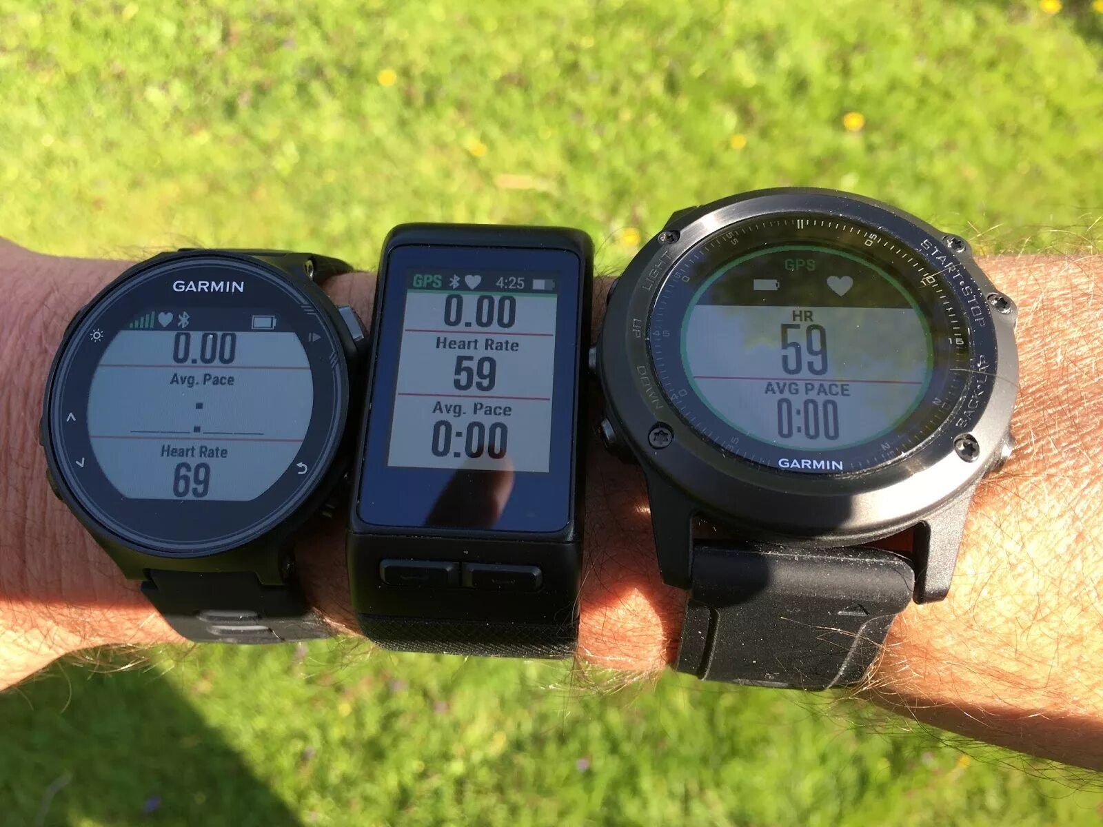 Часы garmin сравнение. 935 Vs 35 Garmin. Гармин HR габариты. Трек на часах Гармин. Гармин фрираннер 310 чт.