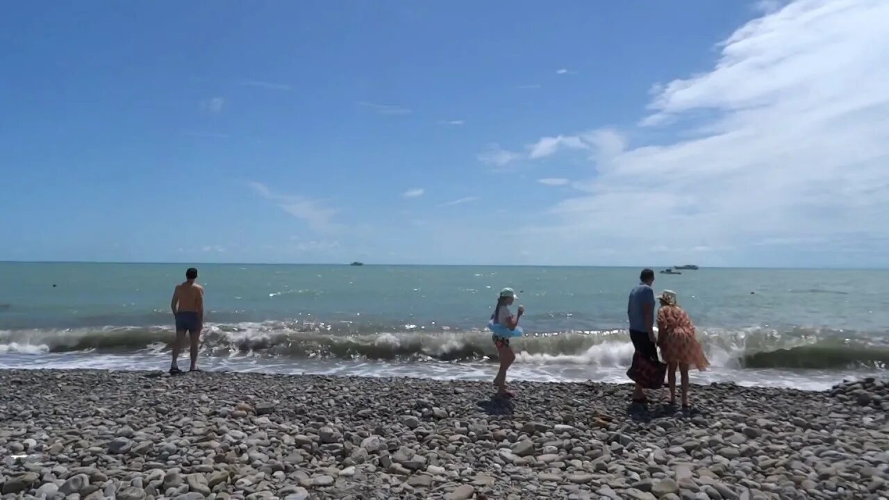 Лазаревское шторм на море. Пляж бирюза в Лазаревском. Лазаревское пляж Центральный шторм. Центральный пляж Головинка.