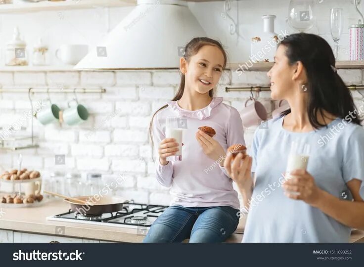 Надежный тип привязанности картинки. Ad daughters. Ребенок в семье. Женщины разных возрастов. Candace owens and george farmer.