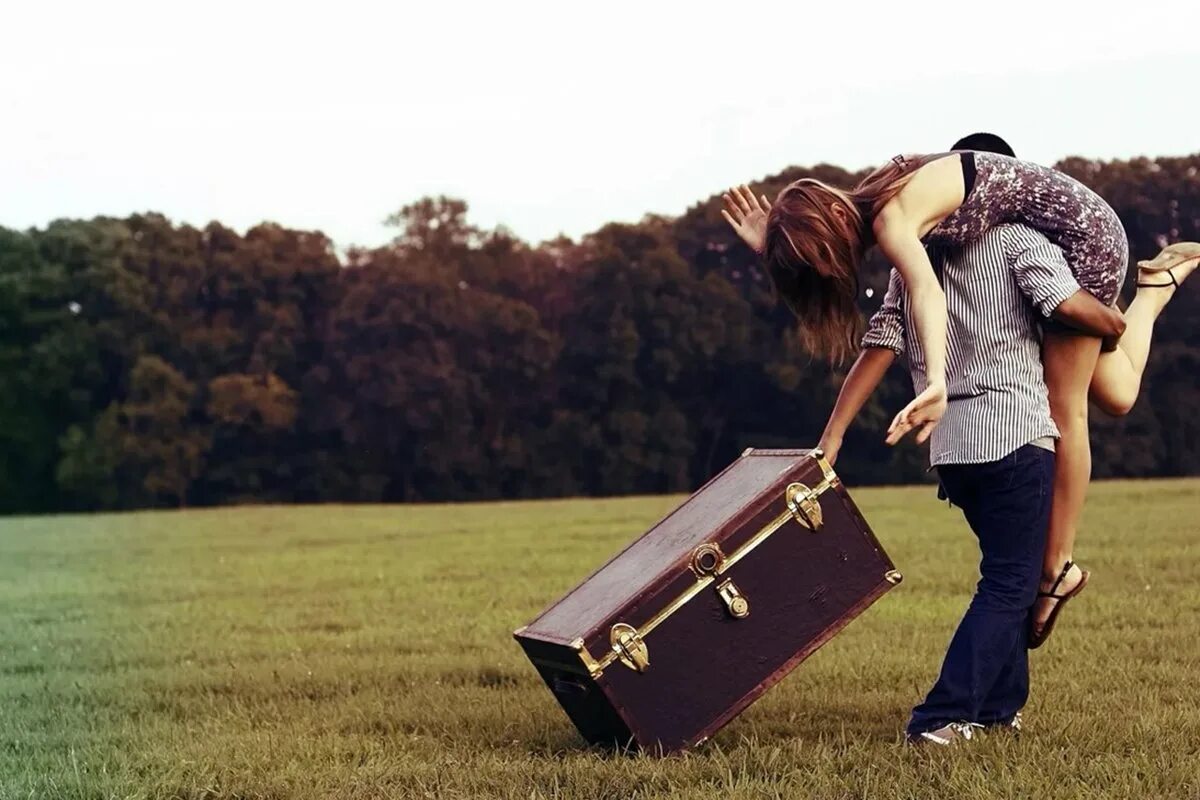 Парень с девушкой и с чемоданами. Парень и девушка любовь. Закинул на плечо девушку. Девушка с чемоданом.