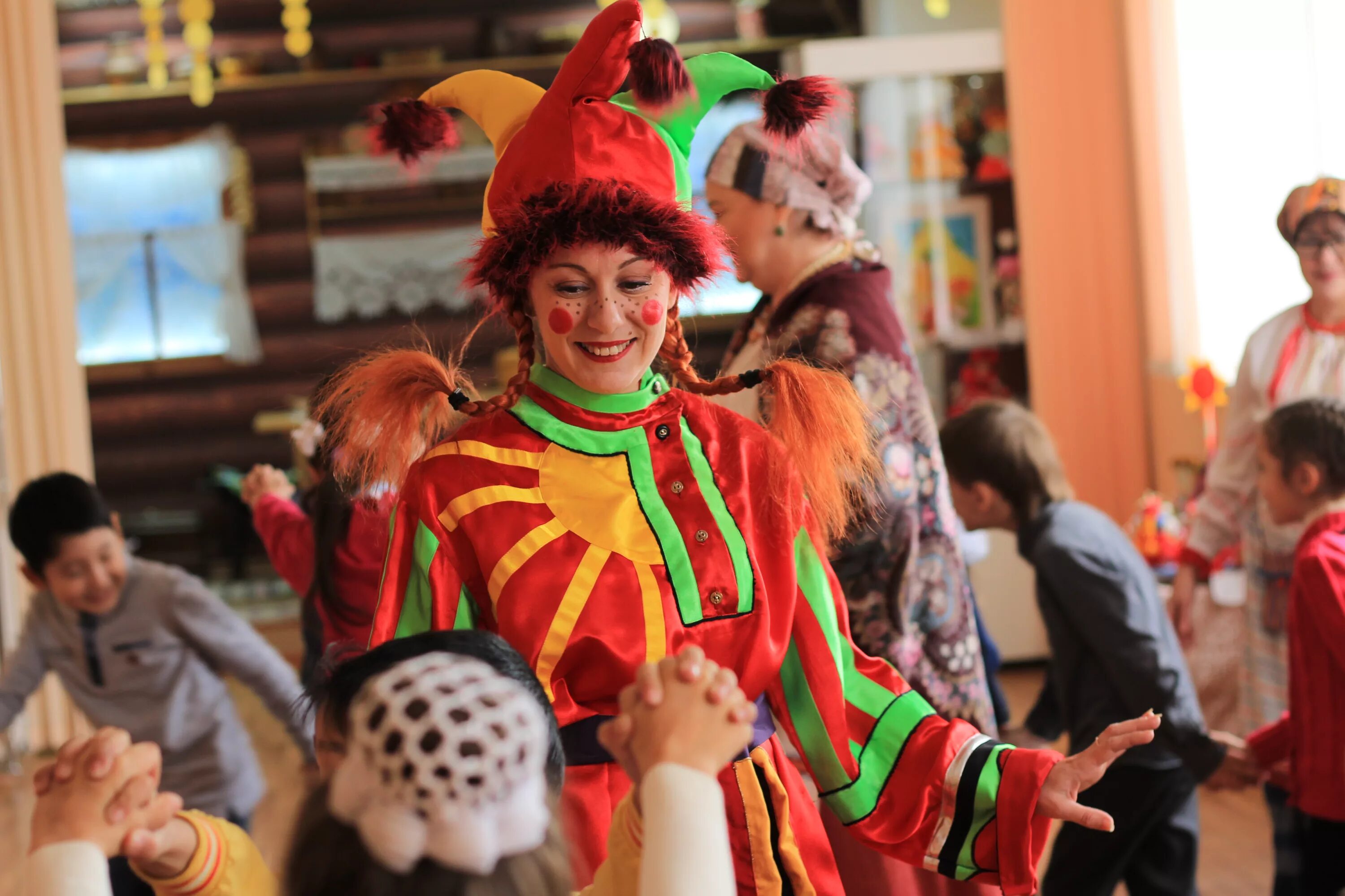 Костюмы скоморохов на масленицу. Костюм скоморох. Ростовые куклы на масленицу. Фон скоморохи на масленицу. Аниматоры скоморохи на масленицу.