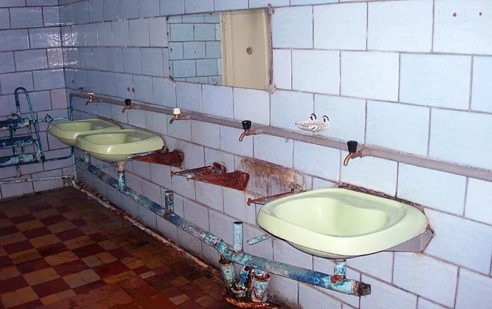 Раковины в общественном туалете. Умывальники для общественных санузлов. Раковина в общественный санузел. Раковина тройная для общественного туалета.