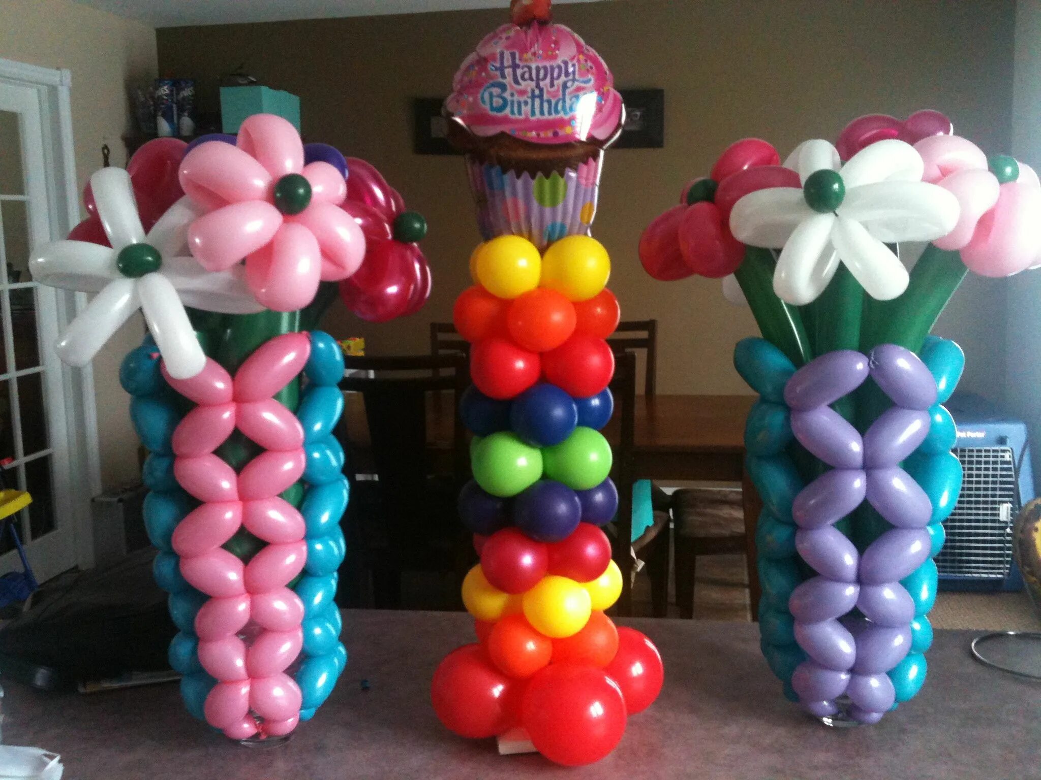 Сделать торт из шаров. Столбики из шаров. Стойки из воздушных шаров. Колонна из воздушных шаров. Стойка из шаров с цветами.