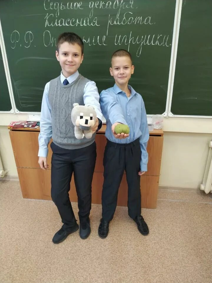 Мальчик в школе. Презентация на конкурс а ну-ка парни. Мальчик 5 б класса. 2 школьника. Мальчик 5 б класса.