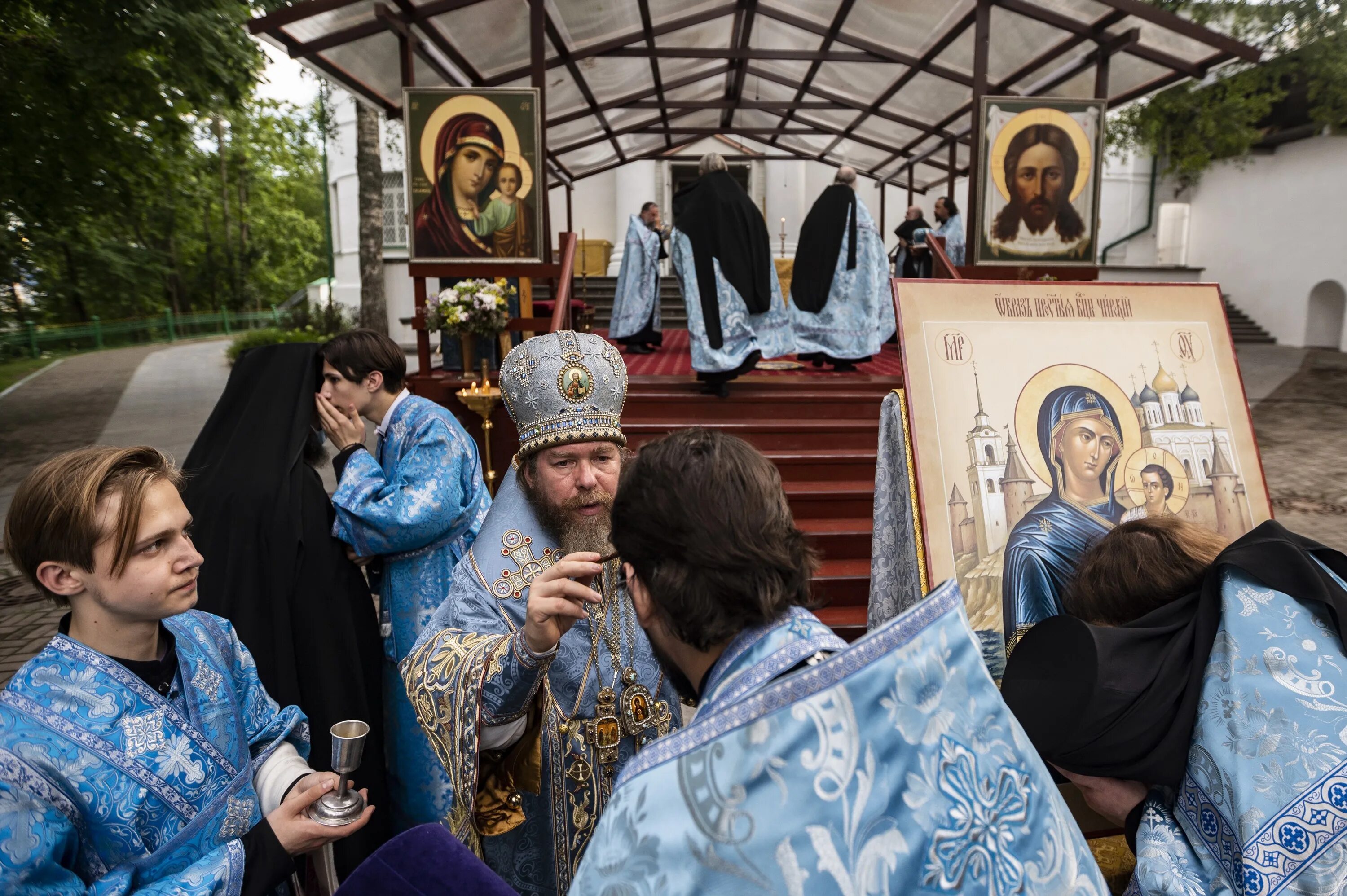Крестный ход в псково печерском монастыре. Иконы в псково печерском монастыре. Иконы в псково печерском монастыре. Икона богородицы чирская псковская. Братия псково-печерского монастыря.