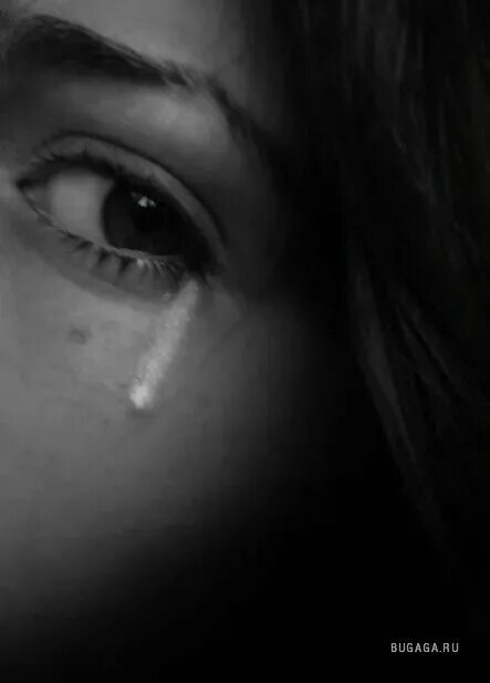 Чуть не заплакала. Девушка плачет. Плачущая девушка. Девушка в слезах. Заплаканная девочка без лица.