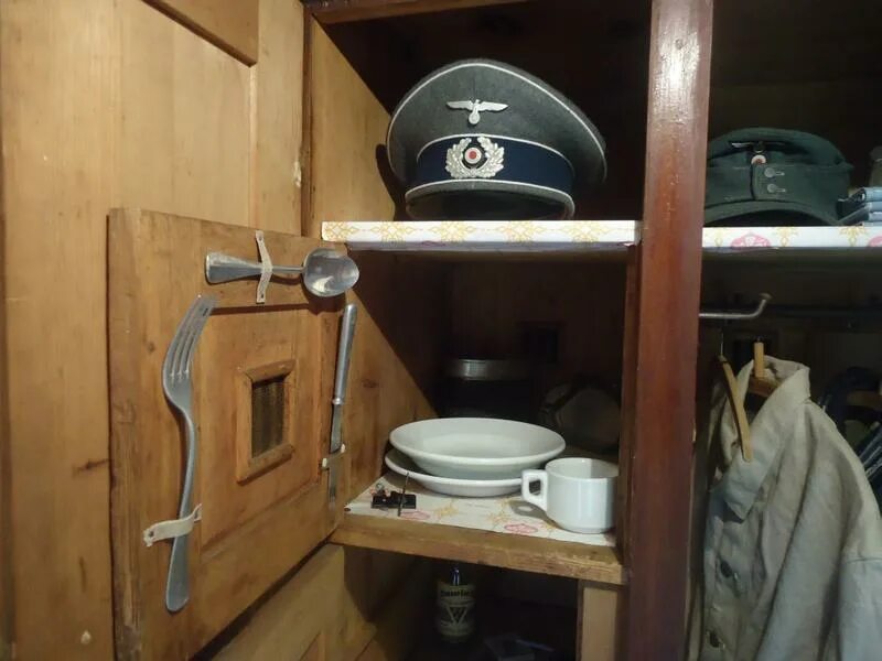 Армейский шкаф. Казарменный шкаф вермахта. Армейские шкафчики. Армейский шкаф для одежды. Военная форма в шкафу.