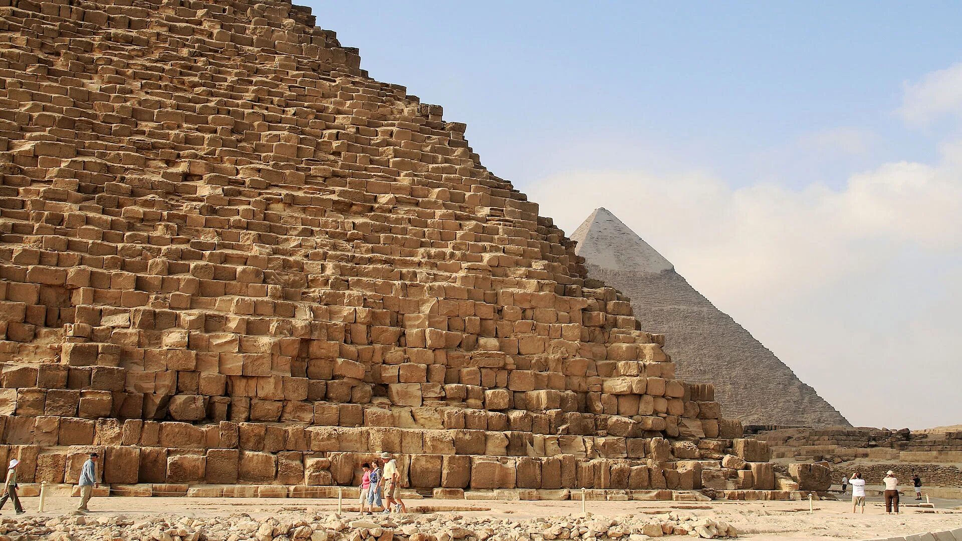 Что представляют собой египетские пирамиды. Пирамида Хеопса. Пирамиды подножие Египет. 1 Чудо света пирамида Хеопса. Пирамиды рядом с пирамидой Хеопса.