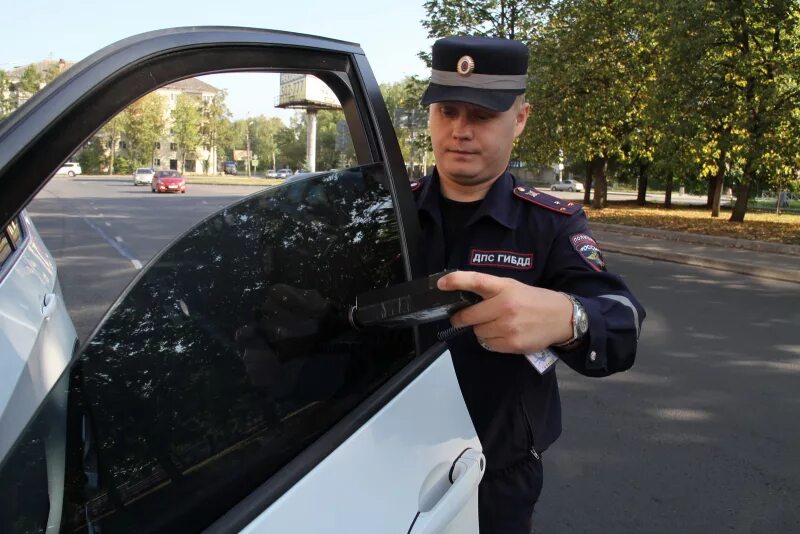 Гибдд самодельный. Штраф за тонировку. Тонировка ГИБДД. Гаишник тонировка. Тонировка полиция.