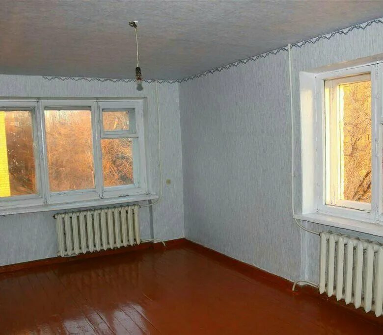Кирпичный дом угловая комната. Угловая комната с двумя окнами в хрущевке. угловая хрущевка с двумя окнами. угловая однокомнатная хрущевка. однокомнатная угловая хрущевка с двумя окнами.