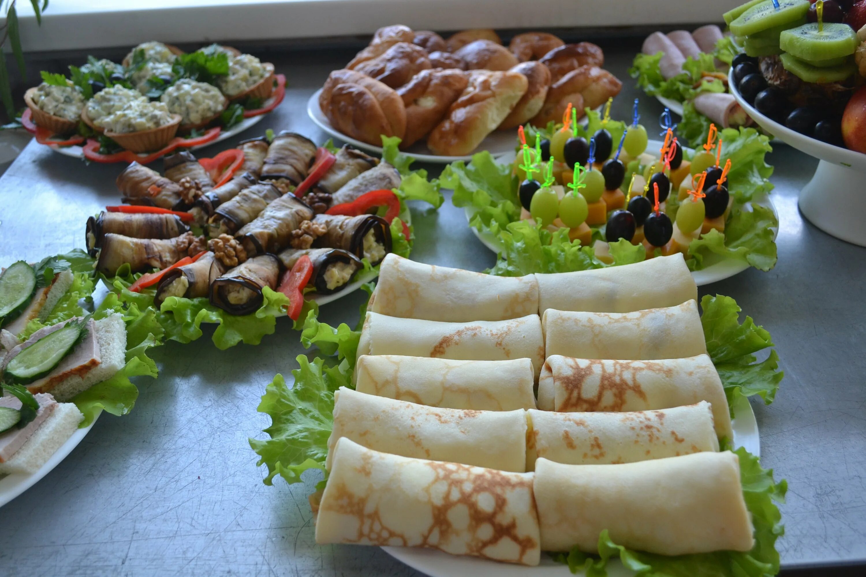 Украшение праздничного стола. Праздничный стол. Дешевое блюдо на стол. Дешевое блюдо на стол. Накрыть праздничный стол.