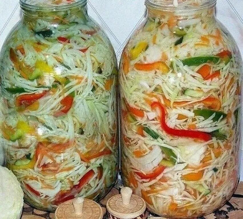 Рецепт вкусной соленой. Салаты на зиму. Салат осенний на зиму. Салатная капуста на зиму. Маринованная капуста на зиму.