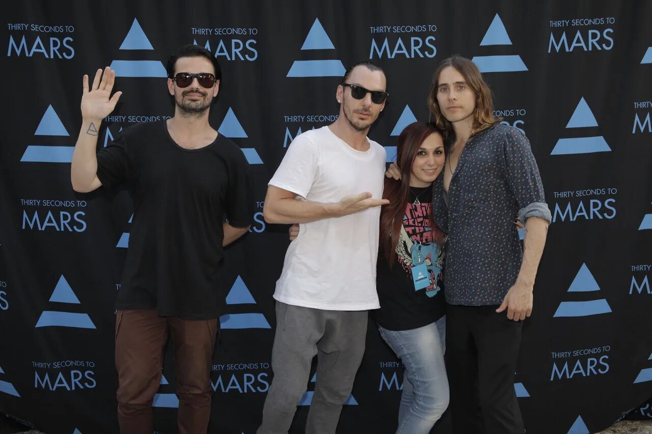 Seasons seconds to mars. Группа 30 seconds to Mars. 30 Seconds to Mars meeting. 30 Seconds to Mars meet and greet. Thirty seconds to Mars Stuck.