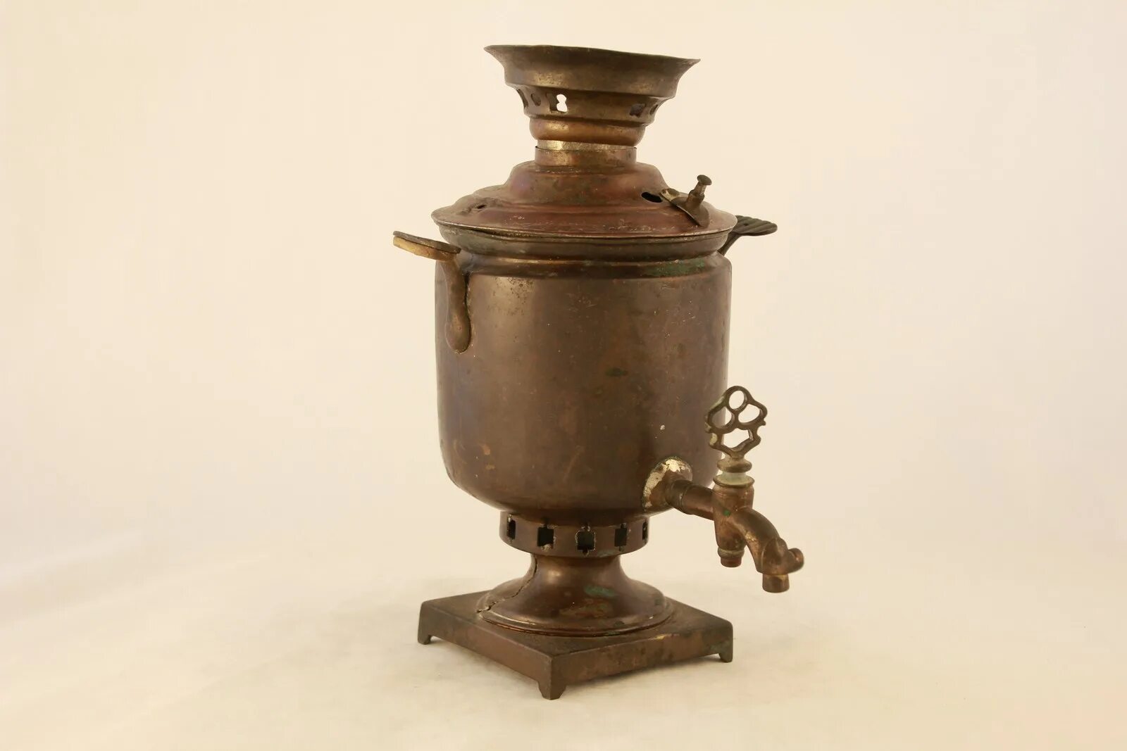 Сезенлер 4 литров самовар. Самовар череповец. Самовар жаровой «кубок". Музей «тульские самовары». Горизонтальный самовар.