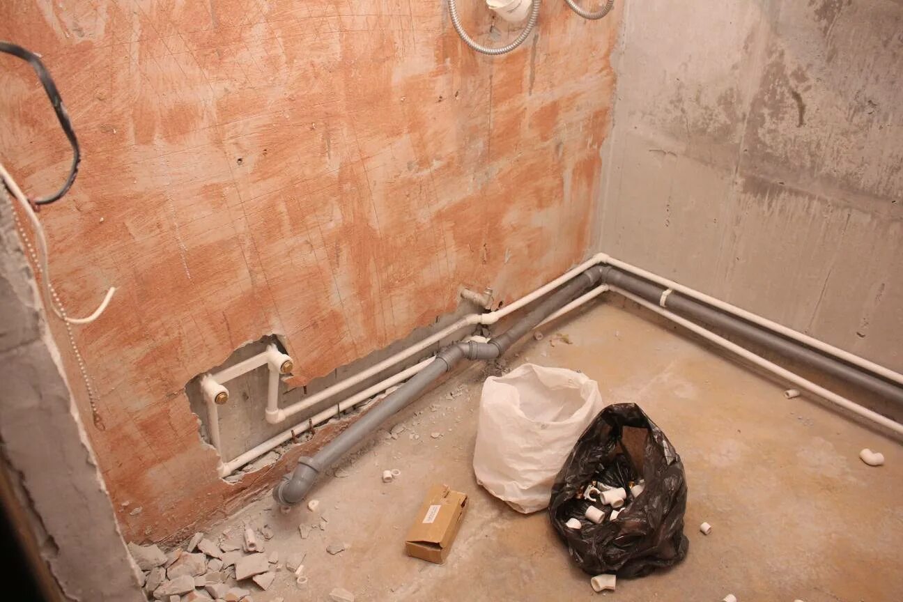 Можно трубы прятать в стену. Трубы в ванной. Канализационные трубы в стене ванной. Монтаж труб в стену в ванной. Канализационные трубы в ванной комнате.