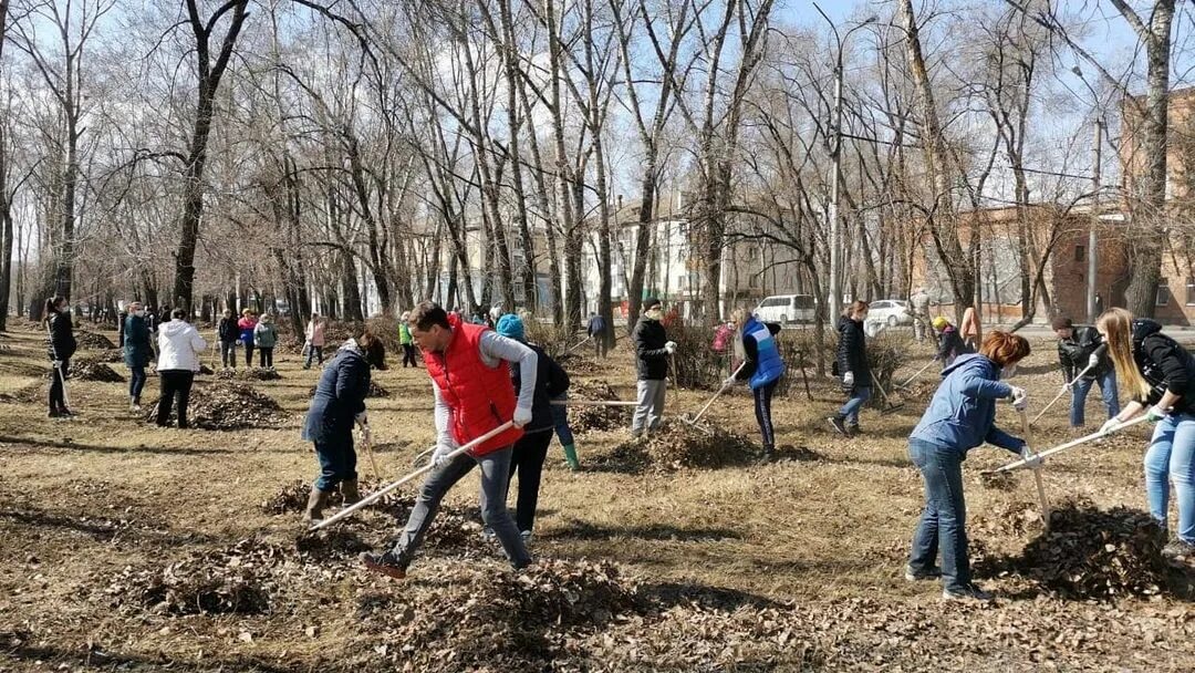 Люди выходят на субботники. Субботники в Уфе 2023. Субботник. Субботник на улице. Проведение субботника.